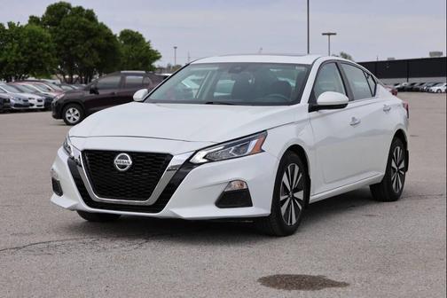 White 2022 Nissan Altima 2.5 SV