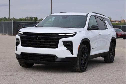 White 2025 Chevrolet Traverse LT