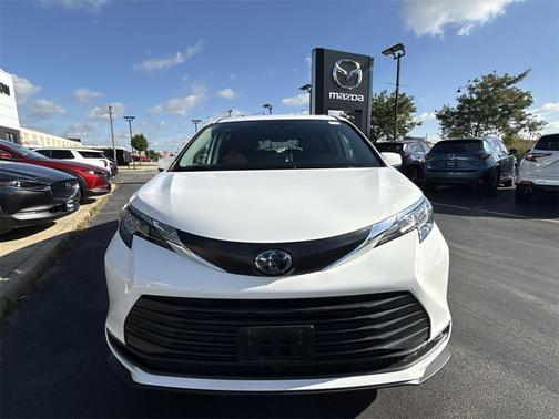 2022 Toyota Sienna LE