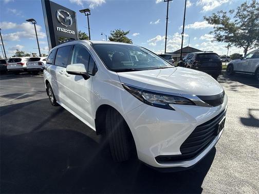 2022 Toyota Sienna LE