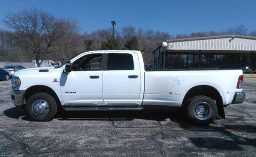 Bright White Clearcoat 2024 RAM 3500 Big Horn Crew Cab 4x4 8' Box