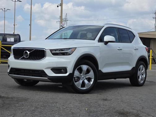 2022 Volvo XC40 T5 Momentum