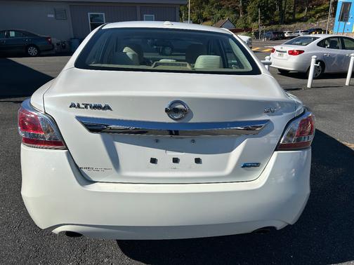 Pearl white 2014 Nissan Altima 2.5 SV