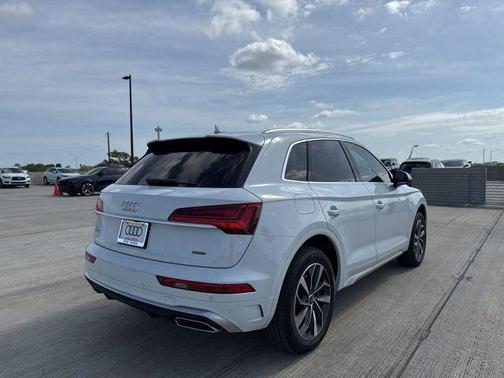 Glacier White Metallic 2023 Audi Q5 45 S line Premium