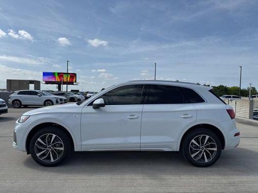 Glacier White Metallic 2023 Audi Q5 45 S line Premium