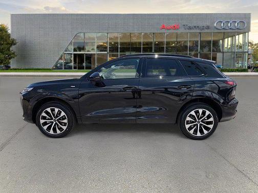 Mythos Black Metallic 2026 Audi Q3 TFSI quattro S tronic