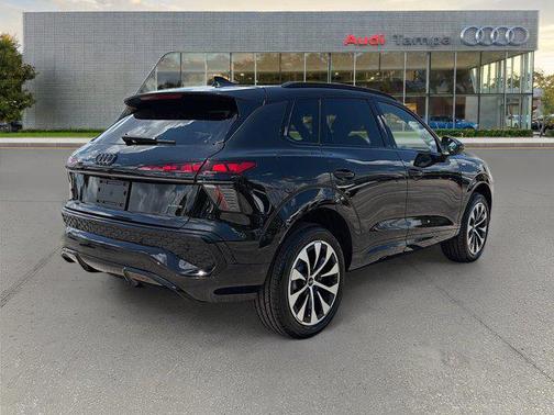 Mythos Black Metallic 2026 Audi Q3 TFSI quattro S tronic