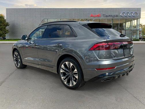 Daytona Gray Pearl Effect 2026 Audi Q8 55 Premium Plus