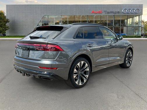 Daytona Gray Pearl Effect 2026 Audi Q8 55 Premium Plus