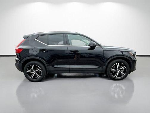 Onyx Black Metallic 2023 Volvo XC40 B5 Plus Bright Theme