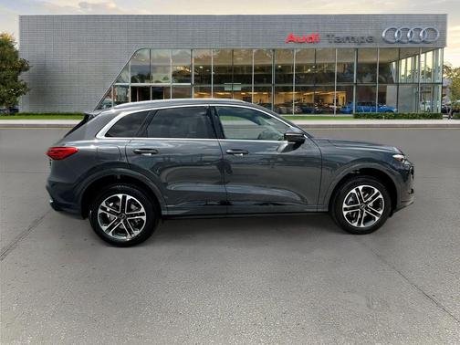 Tambora Gray Metallic 2026 Audi Q5 Premium Plus TFSI quattro S tronic