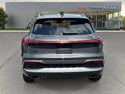 Tambora Gray Metallic 2026 Audi Q5 Premium Plus TFSI quattro S tronic