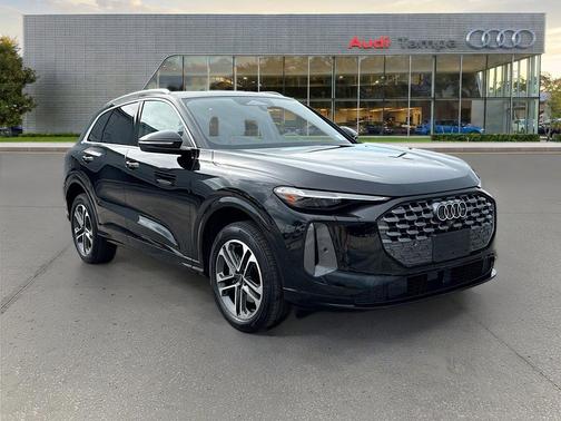 Mythos Black Metallic 2026 Audi Q5 Premium Plus TFSI quattro S tronic