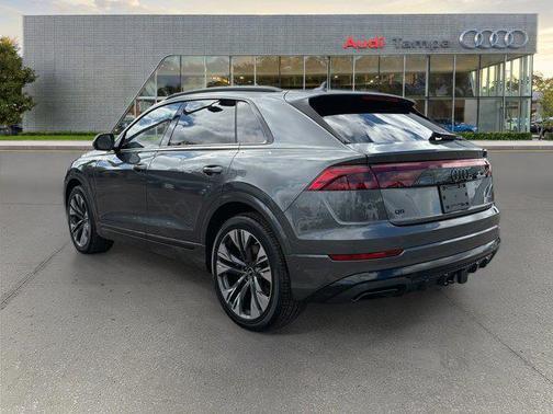 Daytona Gray Pearl Effect 2026 Audi Q8 55 Premium Plus