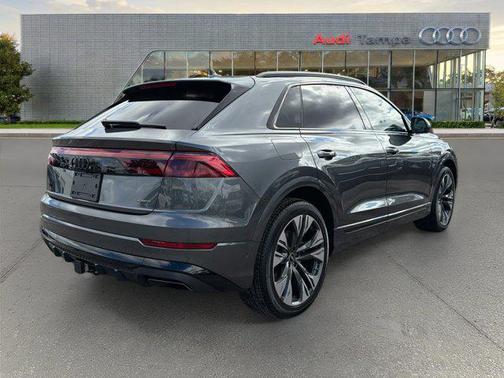 Daytona Gray Pearl Effect 2026 Audi Q8 55 Premium Plus