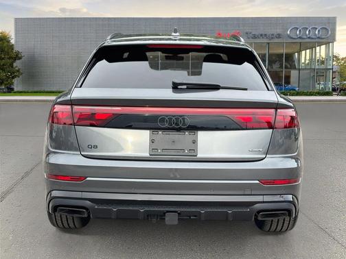 Daytona Gray Pearl Effect 2027 Audi Q8 55 Prestige