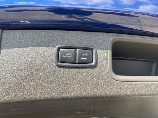 2022 Porsche Macan Base