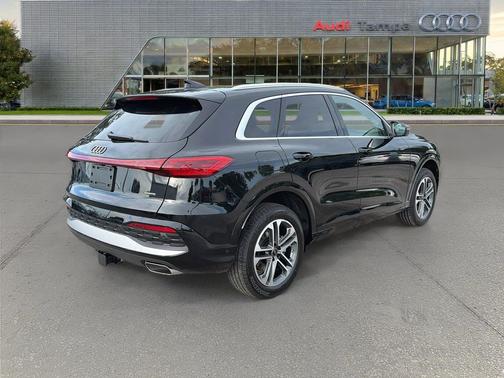Mythos Black Metallic 2026 Audi Q5 Premium Plus TFSI quattro S tronic