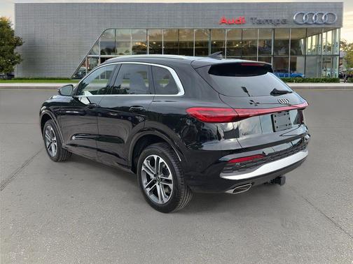 Mythos Black Metallic 2026 Audi Q5 Premium Plus TFSI quattro S tronic