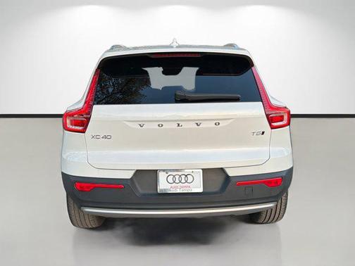 2022 Volvo XC40 T5 Momentum