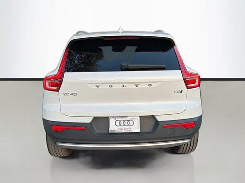 2022 Volvo XC40 T5 Momentum
