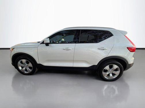 2022 Volvo XC40 T5 Momentum