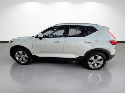 2022 Volvo XC40 T5 Momentum