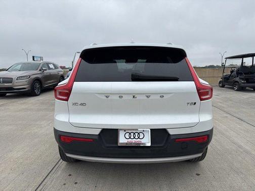 2022 Volvo XC40 T5 Momentum