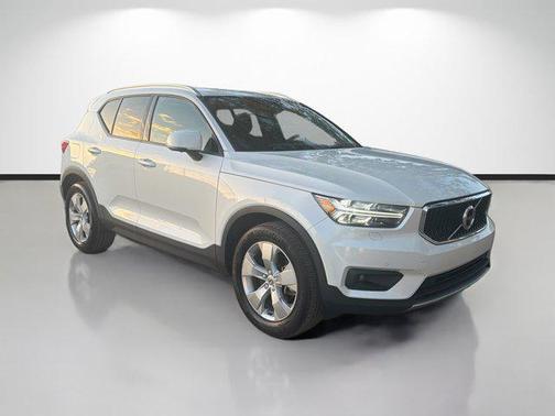 2022 Volvo XC40 T5 Momentum