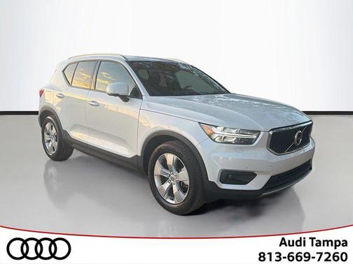 2022 Volvo XC40 T5 Momentum