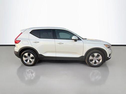 2022 Volvo XC40 T5 Momentum
