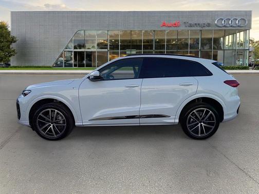 Glacier White Metallic 2026 Audi Q5 Premium Plus TFSI quattro S tronic