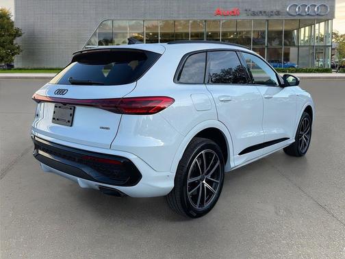 Glacier White Metallic 2026 Audi Q5 Premium Plus TFSI quattro S tronic