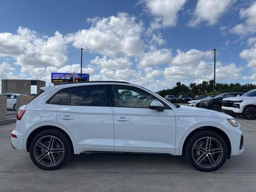 Glacier White Metallic 2023 Audi Q5 e 55 S line Prestige