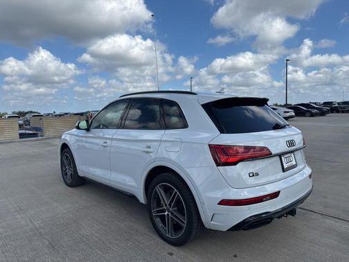 Glacier White Metallic 2023 Audi Q5 e 55 S line Prestige
