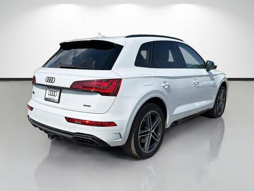 Glacier White Metallic 2023 Audi Q5 e 55 S line Prestige