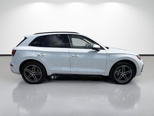 Glacier White Metallic 2023 Audi Q5 e 55 S line Prestige