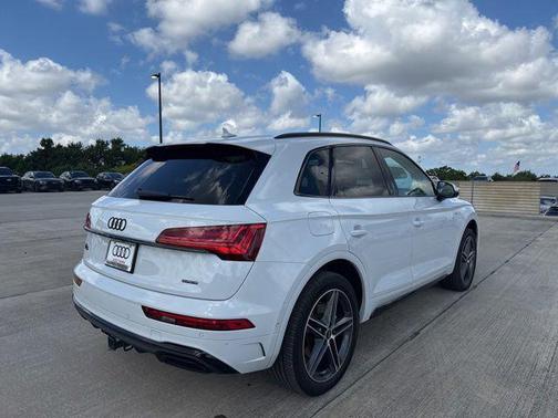 Glacier White Metallic 2023 Audi Q5 e 55 S line Prestige