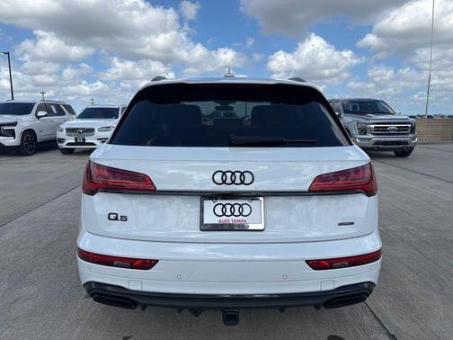Glacier White Metallic 2023 Audi Q5 e 55 S line Prestige