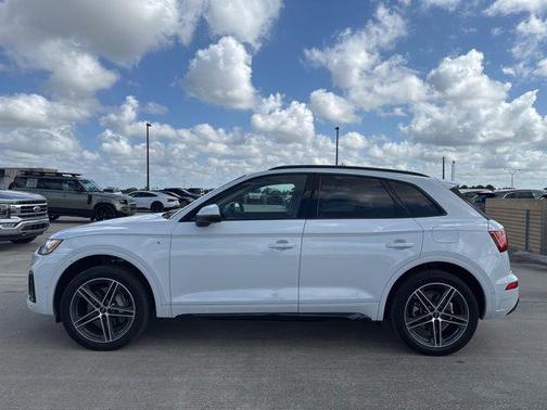 Glacier White Metallic 2023 Audi Q5 e 55 S line Prestige