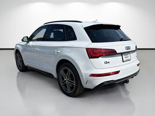 Glacier White Metallic 2023 Audi Q5 e 55 S line Prestige
