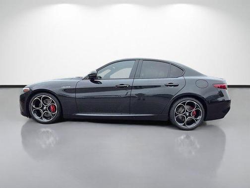 Vulcano Black Metallic 2022 Alfa Romeo Giulia Ti