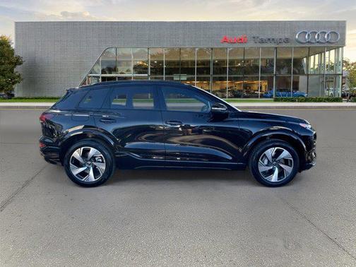 2025 Audi Q6 e-tron Premium quattro