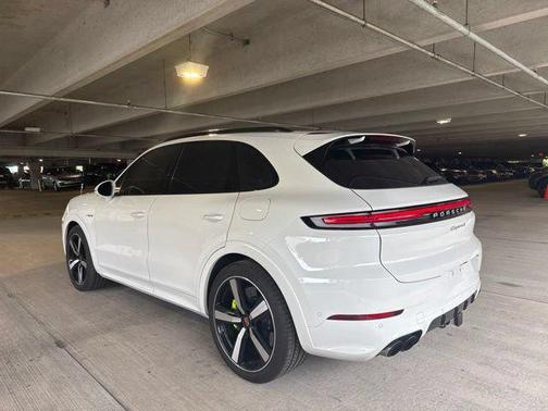 Carrara White Metallic 2025 Porsche Cayenne Cayenne S E-Hybrid