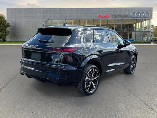 Mythos Black Metallic 2026 Audi Q3 S line