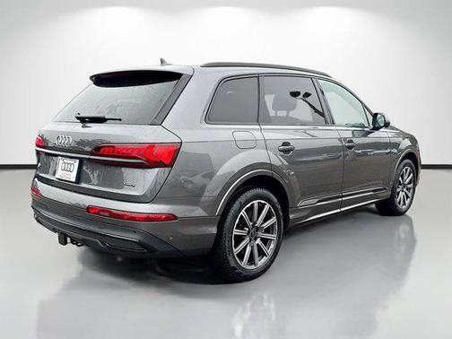 2024 Audi Q7 45 Premium Plus