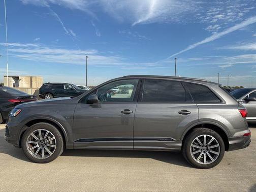 2024 Audi Q7 45 Premium Plus