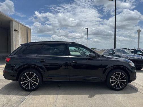 Mythos Black Metallic 2023 Audi Q7 55 Premium Plus