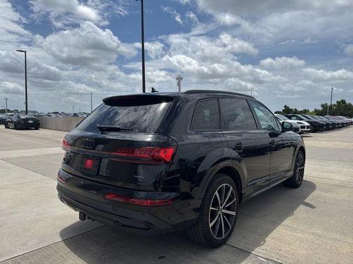 Mythos Black Metallic 2023 Audi Q7 55 Premium Plus
