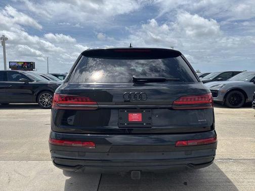 Mythos Black Metallic 2023 Audi Q7 55 Premium Plus